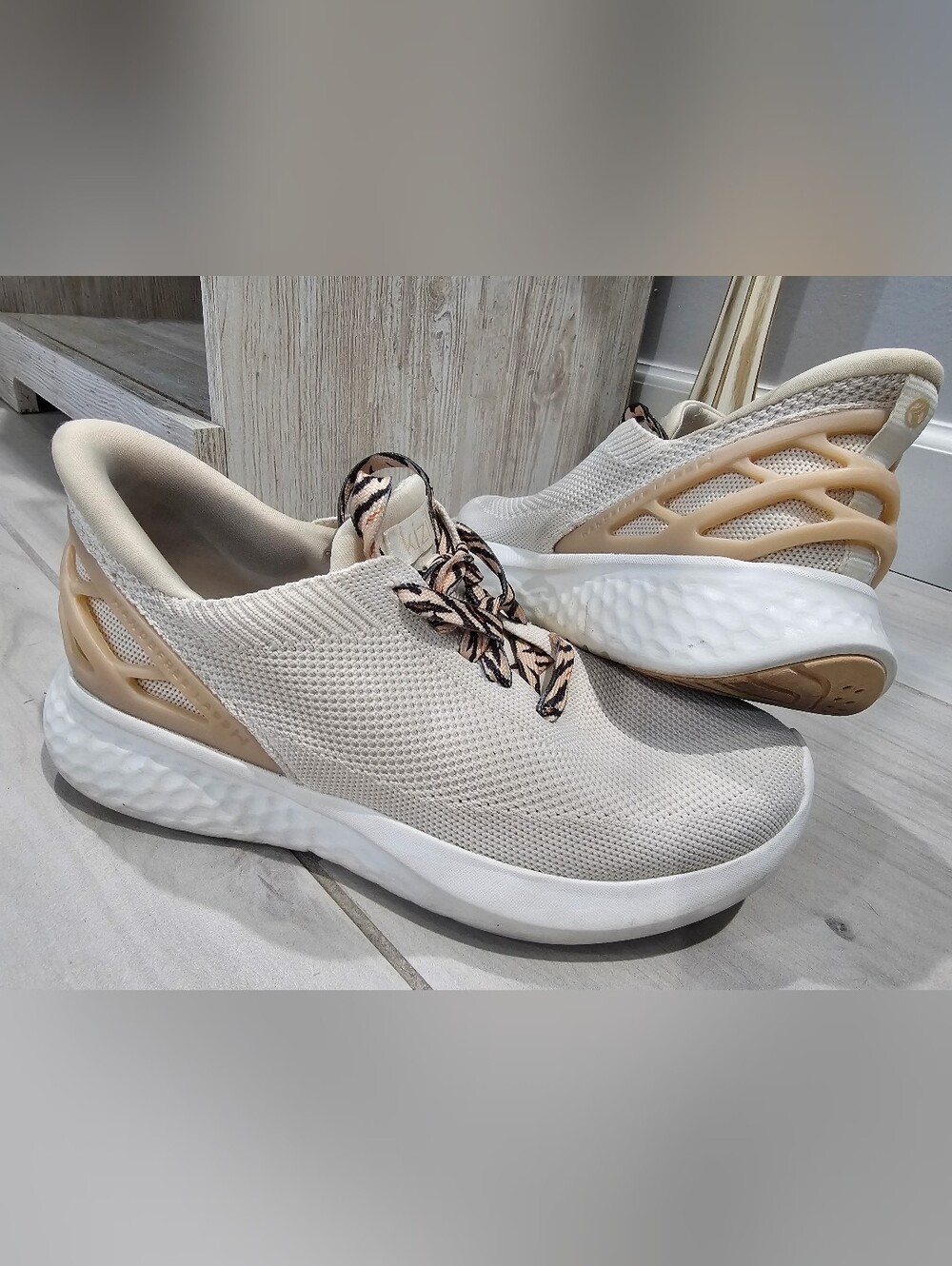 Kizik Womens Cream Color Hands Free Sneakers Size 6.5